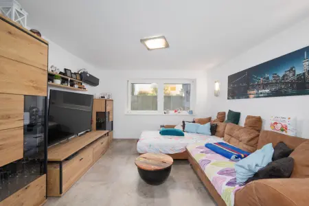 Wohnzimmerder Immobilien: Versteckter Wohntraum – Gemütliche Souterrainwohnung mit Wohlfühlgarantie (Foto)