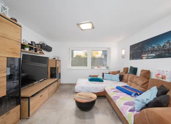 Wohnzimmer der Immobilie: Versteckter Wohntraum – Gemütliche Souterrainwohnung mit Wohlfühlgarantie (Foto)