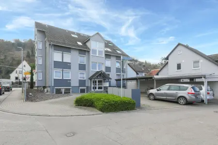 Straßenansichtder Immobilien: Versteckter Wohntraum – Gemütliche Souterrainwohnung mit Wohlfühlgarantie (Foto)