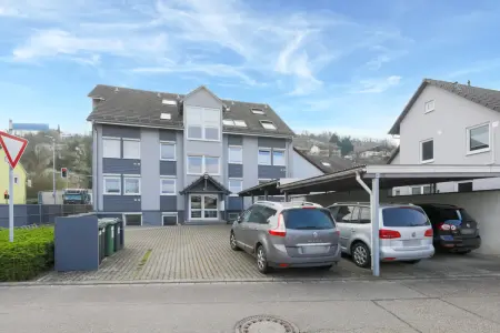 Straßenansichtder Immobilien: Versteckter Wohntraum – Gemütliche Souterrainwohnung mit Wohlfühlgarantie (Foto)