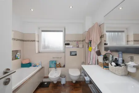 Badezimmerder Immobilien: Versteckter Wohntraum – Gemütliche Souterrainwohnung mit Wohlfühlgarantie (Foto)