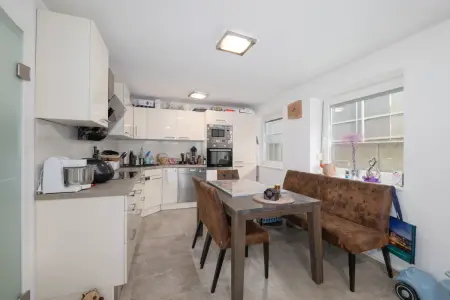 Essbereich und Kücheder Immobilien: Versteckter Wohntraum – Gemütliche Souterrainwohnung mit Wohlfühlgarantie (Foto)