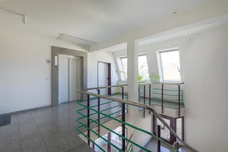 Treppenhaus mit Aufzugder Immobilien: Über den Dächern von Pforzheim arbeiten! (Foto)