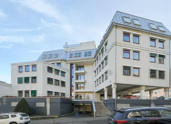 Straßenansichtder Immobilien: Über den Dächern von Pforzheim arbeiten! (Foto)