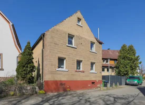 Straßenansichtder Immobilien: Historischer Charme mit modernem Komfort. (Foto)