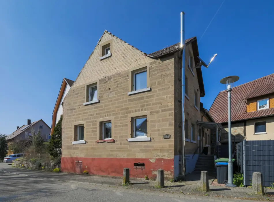 Straßenansichtder Immobilien: Historischer Charme mit modernem Komfort. (Titelbild)