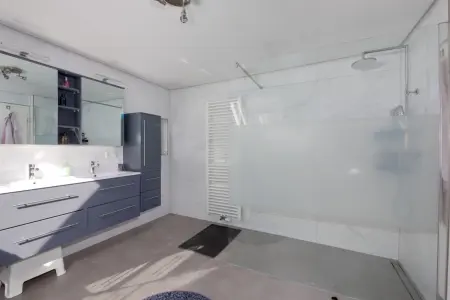 Badezimmer OGder Immobilien: Historischer Charme mit modernem Komfort. (Foto)