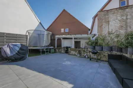 Rückansicht und Terrasseder Immobilien: Historischer Charme mit modernem Komfort. (Foto)