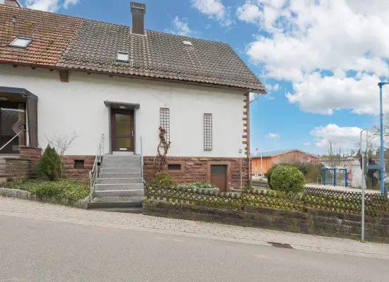 Seitenansichtder Immobilien: Älteres Wohnhaus am Kurpark (Foto)