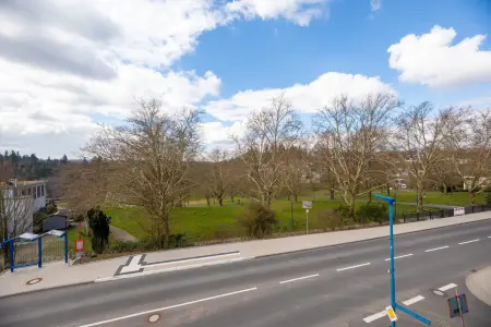 Ausblick vom DGder Immobilien: Älteres Wohnhaus am Kurpark (Foto)