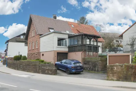 Straßenansichtder Immobilien: Älteres Wohnhaus am Kurpark (Foto)