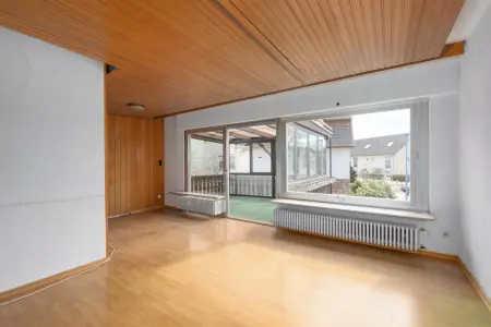Wohnzimmer EGder Immobilien: Älteres Wohnhaus am Kurpark (Foto)
