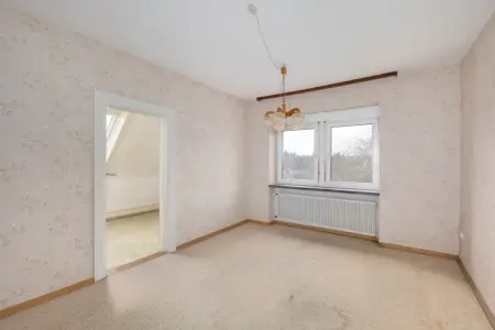Großes Zimmer DGder Immobilien: Älteres Wohnhaus am Kurpark (Foto)