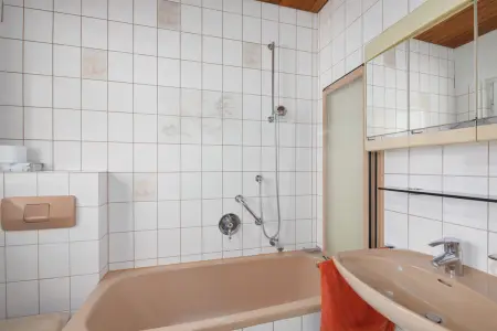 Badezimmer EGder Immobilien: Älteres Wohnhaus am Kurpark (Foto)
