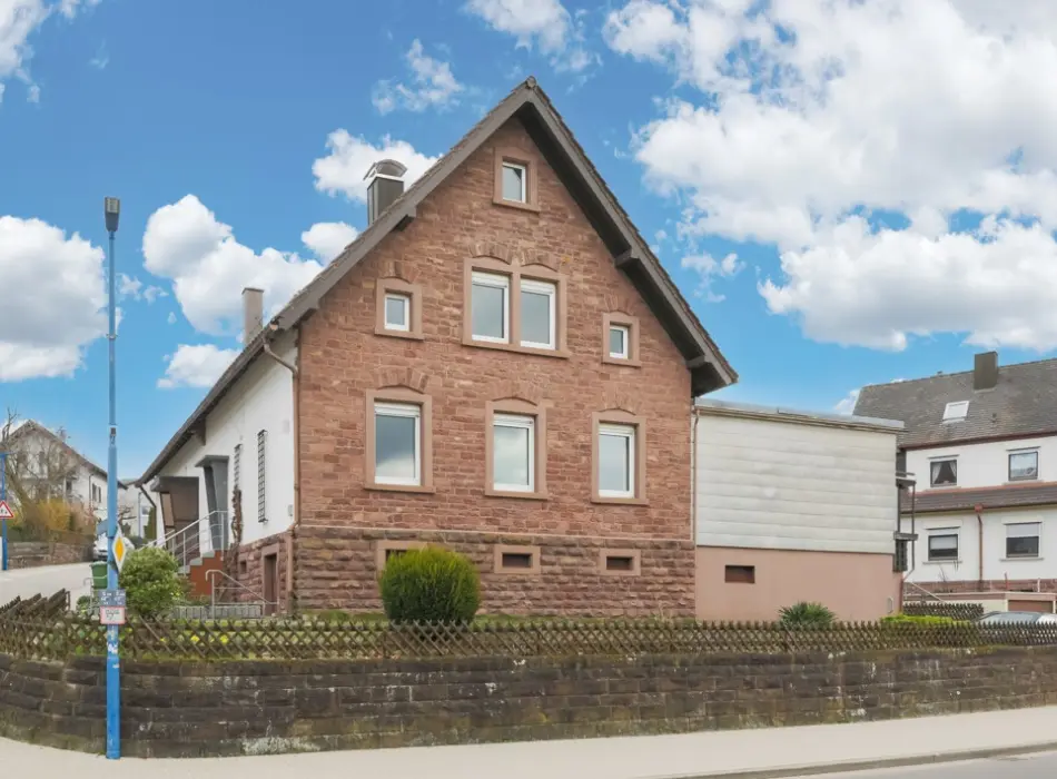 Vorderansichtder Immobilien: Älteres Wohnhaus am Kurpark (Titelbild)