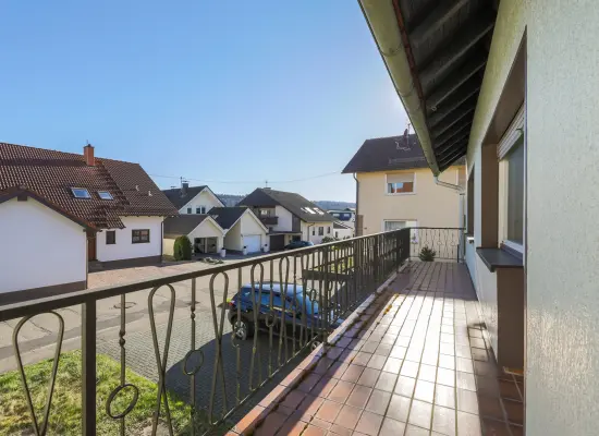 Haus links: Balkonder Immobilien: Zwei Häuser auf großem Grundstück (Foto)