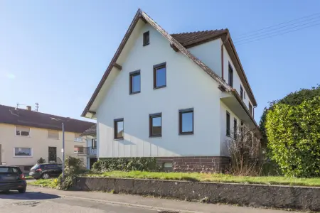 der Immobilien: Zwei Häuser auf großem Grundstück (Foto)