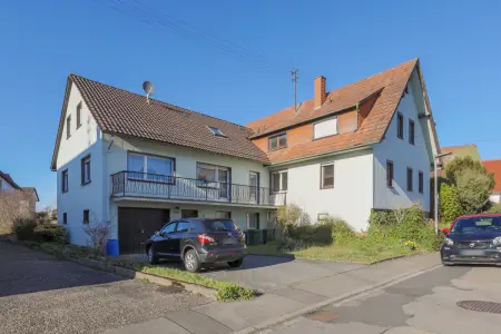 Straßenansicht der Immobilie: Zwei Häuser auf großem Grundstück (Titelbild)