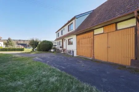 Hof von Haus rechtsder Immobilien: Zwei Häuser auf großem Grundstück (Foto)