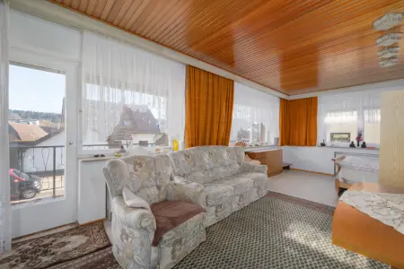 Haus links: Wohnzimmer OGder Immobilien: Zwei Häuser auf großem Grundstück (Foto)