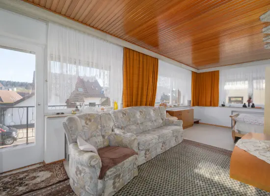 Haus links: Wohnzimmer OG der Immobilie: Zwei Häuser auf großem Grundstück (Foto)