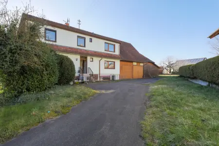 Haus rechts mit Hofzufahrtder Immobilien: Zwei Häuser auf großem Grundstück (Foto)