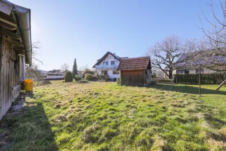 Gartender Immobilien: Zwei Häuser auf großem Grundstück (Foto)