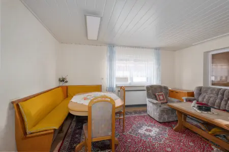 Haus links: Zimmer OGder Immobilien: Zwei Häuser auf großem Grundstück (Foto)