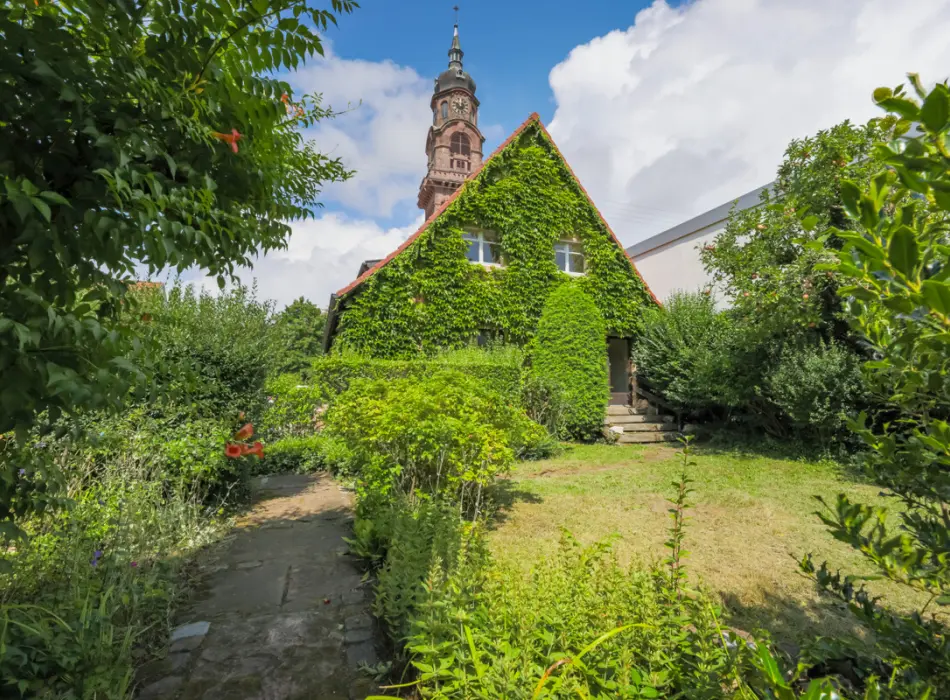 Rückansicht und Garten der Immobilie: Bauen, sanieren, gestalten – Die seltene Chance auf ein parkähnliches Grundstück! (Titelbild)