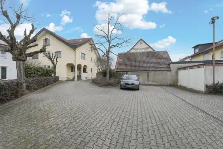 Rückansicht, Stellplätze und Garagender Immobilien: Vielseitige Gewerbeimmobilie mit großem Potenzial – Provisionsfrei für Käufer! (Foto)