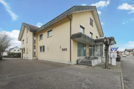 Straßenansichtder Immobilien: Vielseitige Gewerbeimmobilie mit großem Potenzial – Provisionsfrei für Käufer! (Foto)