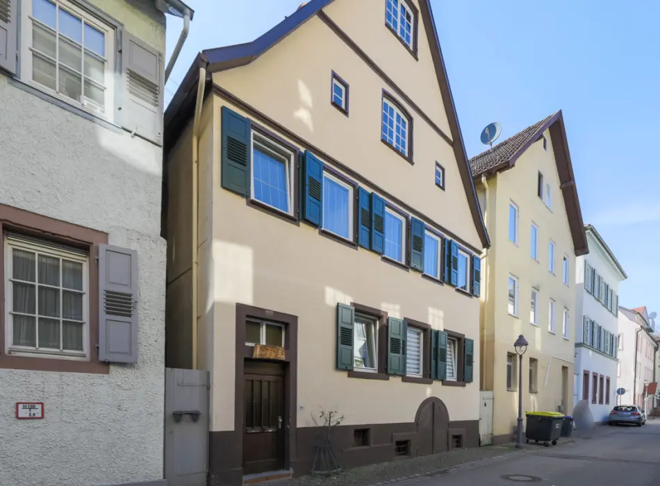 Straßenansichtder Immobilien: Wohnen mit Geschichte: Denkmalgeschütztes Zweifamilienhaus (Titelbild)