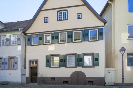 Straßenansicht der Immobilie: Wohnen mit Geschichte: Denkmalgeschütztes Zweifamilienhaus (Foto)