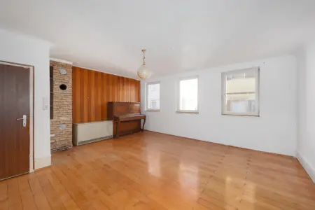 Wohnzimmer - OGder Immobilien: Wohnen mit Geschichte: Denkmalgeschütztes Zweifamilienhaus (Foto)