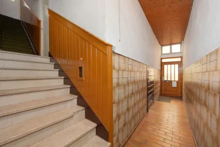 Eingang und Treppenhaus der Immobilie: Wohnen mit Geschichte: Denkmalgeschütztes Zweifamilienhaus (Foto)