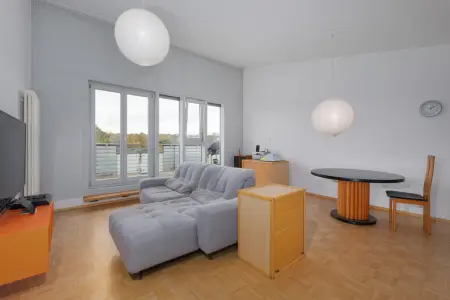 Wohnzimmer der Immobilie: Südwestsonne & Loftcharme – Ihr moderner Rückzugsort mit Charakter + Energieklasse A! (Titelbild)