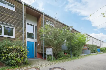 Straßenansicht der Immobilie: Südwestsonne & Loftcharme – Ihr moderner Rückzugsort mit Charakter + Energieklasse A! (Foto)