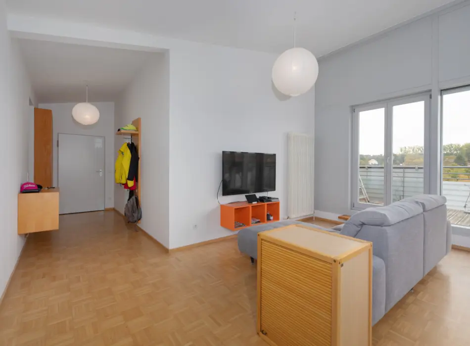 Wohnzimmer und Diele der Immobilie: Südwestsonne & Loftcharme – Ihr moderner Rückzugsort mit Charakter + Energieklasse A! (Foto)