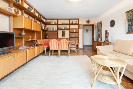 Wohnzimmer der Immobilie: Charmante 2-Zi.-ETW – Gut geschnitten & bereit für frischen Wind! (Foto)