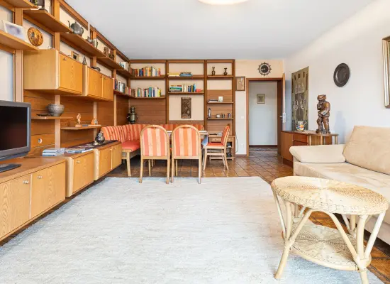 Wohnzimmerder Immobilien: Charmante 2-Zi.-ETW – Gut geschnitten & bereit für frischen Wind! (Foto)