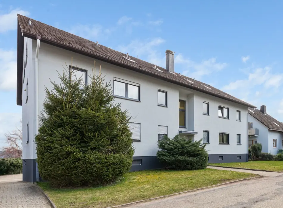 Außenansicht - Straßenseite der Immobilie: Charmante 2-Zi.-ETW – Gut geschnitten & bereit für frischen Wind! (Foto)