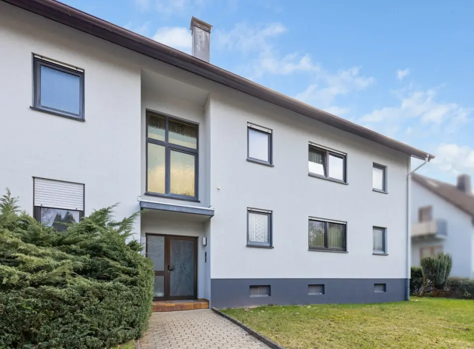 Außenansicht - Straßenseiteder Immobilien: Charmante 2-Zi.-ETW – Gut geschnitten & bereit für frischen Wind! (Titelbild)
