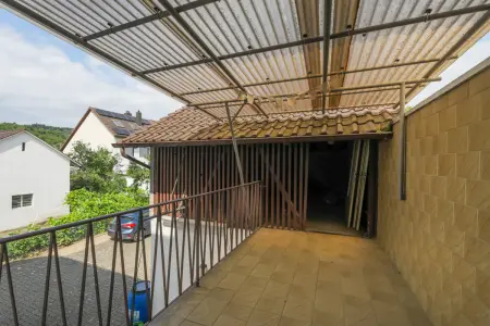 Terrasse Zwischengeschossder Immobilien: Solides Haus mit zwei Wohneinheiten und Ausbaureserven (Foto)
