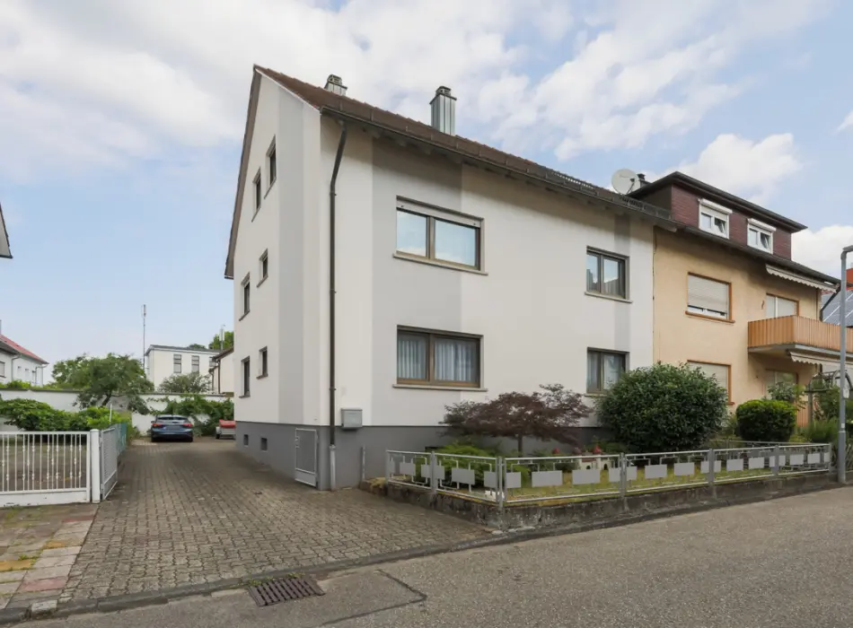 Straßenansichtder Immobilien: Solides Haus mit zwei Wohneinheiten und Ausbaureserven (Titelbild)