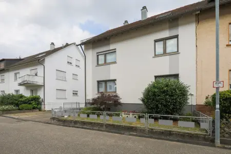 Straßenansichtder Immobilien: Solides Haus mit zwei Wohneinheiten und Ausbaureserven (Foto)