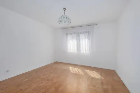 Schlafzimmer EGder Immobilien: Solides Haus mit zwei Wohneinheiten und Ausbaureserven (Foto)