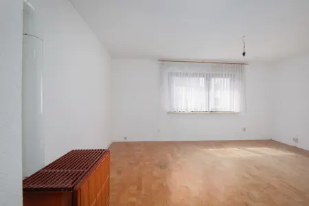 Wohnzimmer EGder Immobilien: Solides Haus mit zwei Wohneinheiten und Ausbaureserven (Foto)
