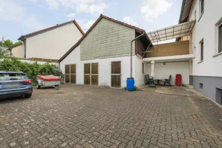 Innenhof und Schopfder Immobilien: Solides Haus mit zwei Wohneinheiten und Ausbaureserven (Foto)