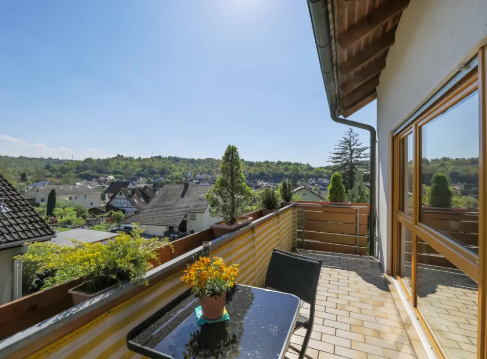Balkon OGder Immobilien: Familienfreundlich & charmant: Ihr Wohnglück in Bilfingen wartet! (Titelbild)