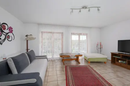 Wohnzimmer EGder Immobilien: Familienfreundlich & charmant: Ihr Wohnglück in Bilfingen wartet! (Foto)